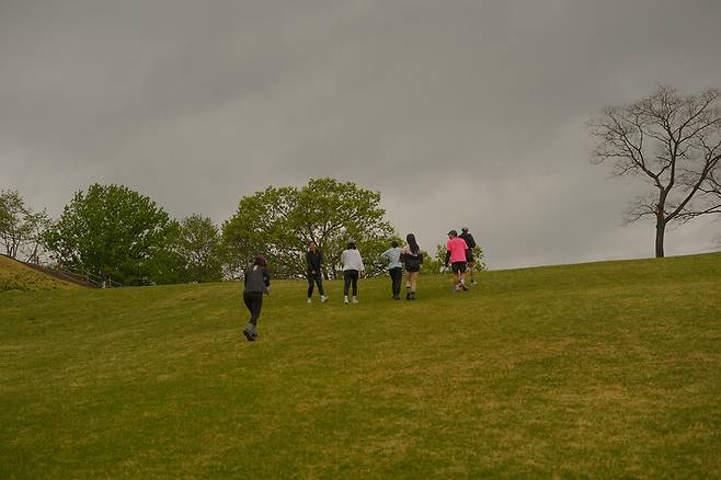 함께 달린 이들과 잠시 쉬며 다른 장소로 이동하는 일도 달리기의 즐거움이다. 성동욱 제공