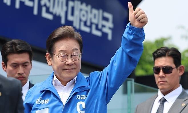 이재명 더불어민주당 대통령 후보가 선거를 사흘 앞둔 마지막 주말인 5월31일 경기 평택시 배다리생태공원에서 열린 평택·오산·안성시 유세에서 시민들에게 인사하고 있다. 연합뉴스