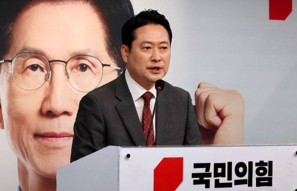 장동혁 국민의힘 중앙선거대책위원회 상황실장이 1일 서울 여의도 당사에서 긴급 현안 기자회견을 열고 ‘리박스쿨 댓글 공작’ 의혹 등을 반박하고 있다. 연합뉴스