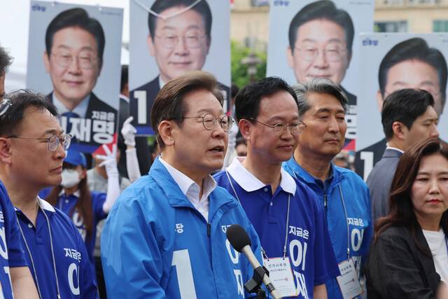 이재명 더불어민주당 대통령 후보가 선거를 사흘 앞둔 지난달 31일 충북 청주시 오창프라자 앞 광장에서 집중유세를 마친 뒤 취재진의 질문에 답하고 있다. 연합뉴스