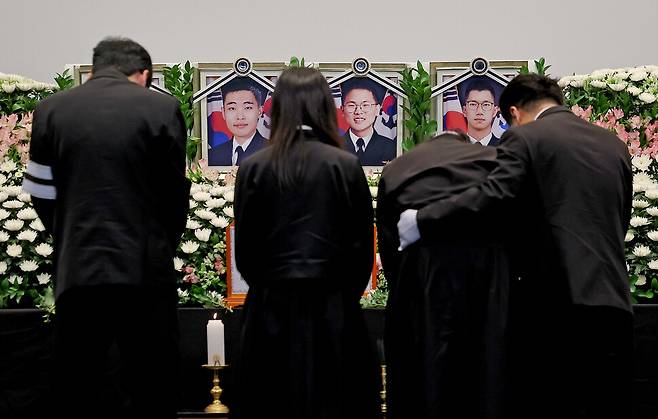 1일 경북 포항시 해군 항공사령부 강당에서 엄수된 ‘해군 P-3CK 917호기 순직자 영결식\'에서 유족이 헌화하고 있다. 연합뉴스