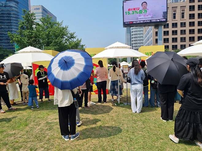 1일 서울 중구 서울마당에서 국제 환경단체 그린피스가 주최한 ‘위어스-지구의 목소리’ 행사에서 지구가 하고싶을 말을 대신 녹음해보는 부스에 시민들이 줄을 서 있다. 고나린 기자