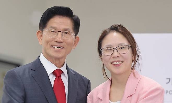 김문수 국민의힘 대통령 후보가 21대 대통령선거 사전투표 첫날인 5월29일 인천 계양구 계양1동 주민센터에 마련된 사전투표소에서 딸 김동주씨와 함께 투표를 하고 있다. 연합뉴스