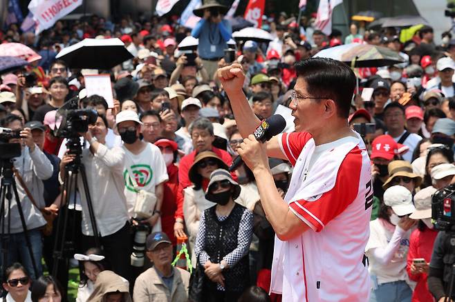 김문수 국민의힘 대통령 후보가 1일 서울 강남구 코엑스 동문 앞에서 열린 유세에서 지지를 호소하고 있다. 공동취재사진