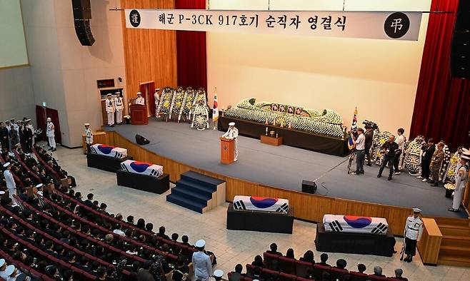해군은 1일 오전 경북 포항시 해군항공사령부 강당에서 양용모 해군참모총장 주관으로 ‘해군 P-3CK 917호기 순직자 영결식’을 엄수했다. 사진은 양용모 총장이 조사를 낭독하고 있는 모습이다. 해군 제공