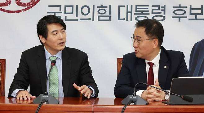 챗지피티(ChatGPT) 개발사인 미국 오픈에이아이(OpenAI)의 제이슨 권 최고전략책임자(CSO)가 2025년 5월26일 서울 여의도 국회에서 국민의힘 최형두 선거대책위원회 AI과학정책본부장(오른쪽)과 대화하고 있다. 연합뉴스