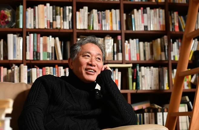 자신의 집 서재에서 2만여 권이 꽂힌 책장을 보면서도 죽을 때까지 이 책을 다 읽을 수 있을까 생각하는 초조함이 없다고 했다. 유유 제공