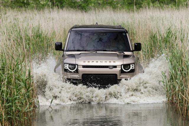 수로를 건너는 옥타. 옥타는 최대 1,000㎜ 깊이의 물길을 아무렇지 않게 건넌다. 플랫컴 제공