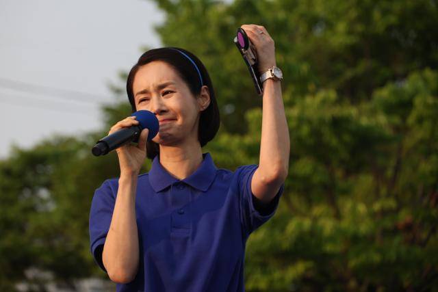 이재명 더불어민주당 후보가 지난달 30일 충북 충주시 충주체육관 시계탑광장에서 유세를 앞둔 가운데 배우 김가연이 지지 연설을 하고 있다. 충주=고영권 기자