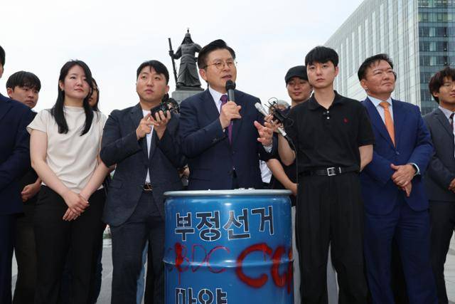 황교안 무소속 대통령 후보가 1일 오후 서울 종로구 광화문 광장에서 후보 사퇴 및 김문수 국민의힘 후보 지지, 신당 창당 관련 긴급 기자회견을 하고 있다. 뉴스1