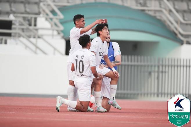 부산 백가온이 지난달 31일 목동종합운동장에서 열린 이랜드전에서 득점한 뒤 동료들과 합작 세리머니를 펼치고 있다. 사진=프로축구연맹