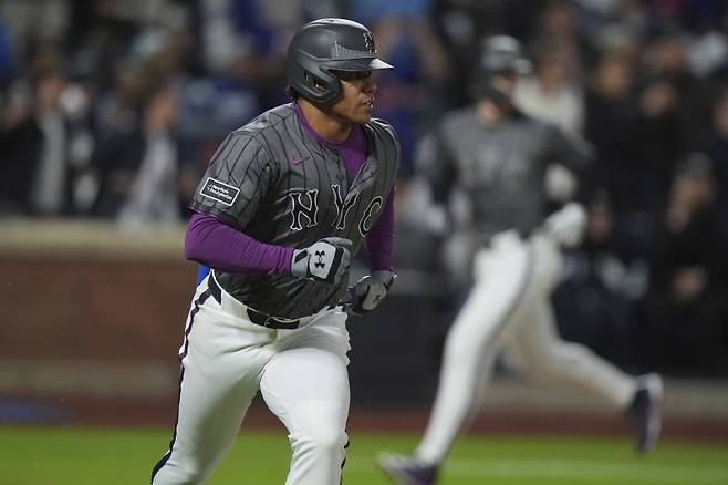 <yonhap photo-3533=""> New York Mets' Juan Soto watches the ball hit hit for a two-run double during the fourth inning of a baseball game against the Los Angeles Dodgers Saturday, May 24, 2025, in New York. (AP Photo/Frank Franklin II)/2025-05-25 09:51:01/ <저작권자 ⓒ 1980-2025 ㈜연합뉴스. 무단 전재 재배포 금지, AI 학습 및 활용 금지></yonhap>