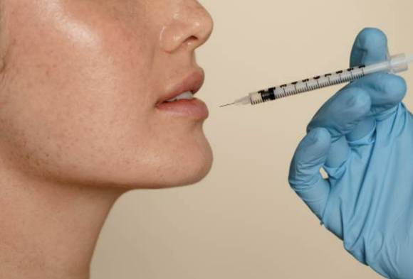 한 여성이 톡신 시술을 받고 있다. 사진은 기사 내용과 무관함. [사진=픽사베이]