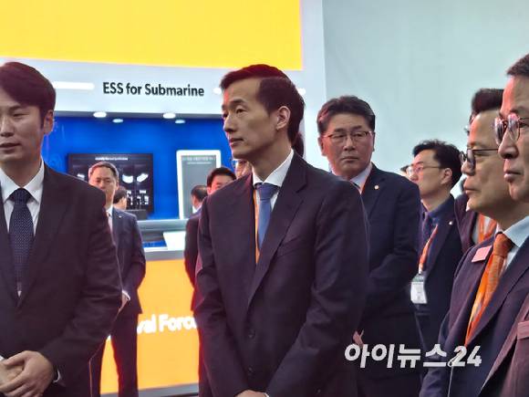 김동관 한화그룹 부회장이 29일 부산 벡스코에서 열린 '해양방위산업전(MADEX) 2025'을 방문해 진행자의 설명을 듣고 있다. [사진=최란 기자]