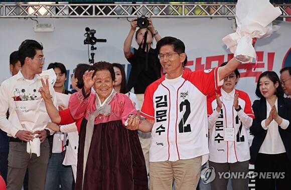 국민의힘 김문수 대선 후보가 31일 경북 포항시 북포항우체국 앞에서 열린 집중유세에서 지지를 호소하고 있다. [사진=연합뉴스]