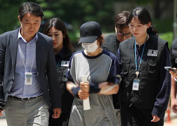 21대 대통령선거 사전투표 첫날 남편 명의로 대리투표를 해 공직선거법상 사위투표 혐의를 받는 선거사무원 박씨가 1일 구속 전 피의자 심문(영장실질심사)을 위해 서울 서초구 서울중앙지방법원에 들어서고 있다. 2025.6.1  [사진=연합뉴스]