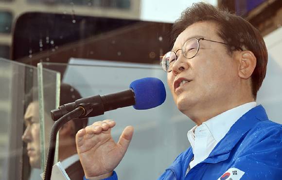 이재명 더불어민주당 대선 후보가 29일 오후 서울 서초구 고속버스터미널 앞에서 유세를 하고 있다. [사진=곽영래 기자]