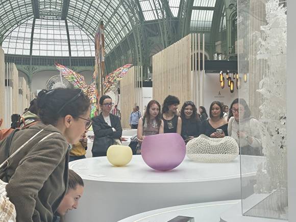 최근 프랑스 파리에서 열린 유럽 국제 공예 아트 비엔날레 헤벨라시옹 국제전시관에서 관람객들이 국내 작가의 작품을 보고 있다. [사진=청주시]