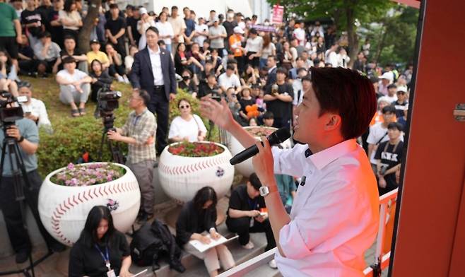 이준석 후보가 5월 31일 경기 수원 장안구 KT위즈파크 앞에서 유세차에 올라 지지를 호소하고 있다. (개혁신당)