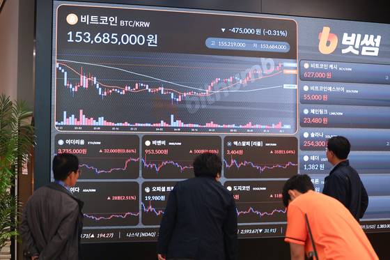 23일 서울 서초구 빗썸라운지 강남본점을 찾은 손님들이 차트 스크린을 보고 있다. 연합뉴스
