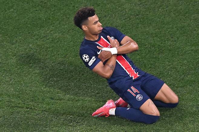 파리생제르맹 두에가 1일 유럽 챔피언스리그 결승에서 추가골을 터트린 뒤 세리머니를 펼치고 있다. [AFP=연합뉴스]