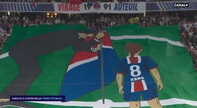 PSG 팬들이 엔리케 감독과 그의 딸이 함께 깃발을 꽂는 그림이 그려진 대형 현수막을 펼쳤다. [사진 카날플러스 캡처]