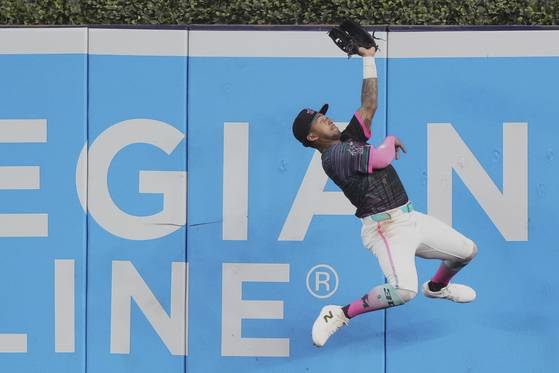 7회 이정후의 장타를 마이애미 중건슈 마이어스가 솟구쳐 올라 잡아내고 있다. AP=연합뉴스