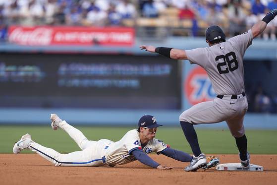 유격수로 선발 출장해 2회 타자의 타구를 직선타로 처리한 뒤 재빨리 2루 베이스를 태그해 병살타를 이끌어내는 김혜성(왼쪽). AP=연합뉴스