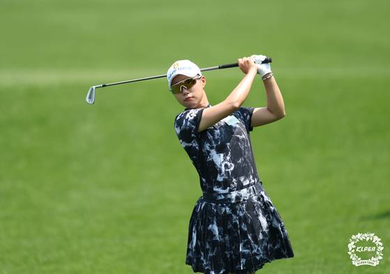 (서울=뉴스1) = 정윤지가 1일 경기 양평 더스타휴 골프앤리조트에서 열린 'Sh 수협은행 MBN 여자오픈' 파이널라운드 4번홀에서 아이언샷을 하고 있다. (KLPGA 제공. 재판매 및 DB 금지) 2025.6.1/뉴스1
