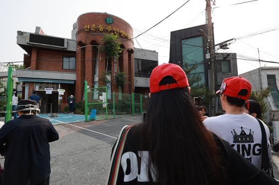 6·3 대선대통령 선거 사전투표 둘째날인 지난달 30일 서울 서대문구 구신촌동주민센터에 마련된 사전투표소에서 부정선거를 주장하는 시민들이 스마트폰으로 영상을 촬영하고 있다. 연합뉴스