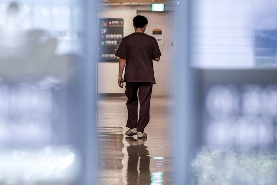 지난달 27일 서울시내 대학병원 전공의 전용공간에서 의료진이 이동하고 있다. 뉴시스