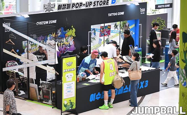 ▲이수그룹은 기존 대회에서 운영했던 팝업 스토어존의 규모를 더욱 확대했다. 특히 이번 팝업스토어에선 티셔츠 커스터마이징 서비스가 제공됐다. 이챌페 캐릭터, 로고와 함께 이름, 닉네임등을 새긴 맞춤형 티셔츠로 대중들에게 이챌페의 추억을 간직할 수 있게하겠단 취지에서다.