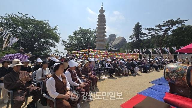 ▲ 최북단 미륵도량 금강산 화암사가 1일 봄을 맞아 관광객들과 함께 국태민안과 평화염원, 지역발전을 기원하는 금강산 산신대재를 봉행했다.