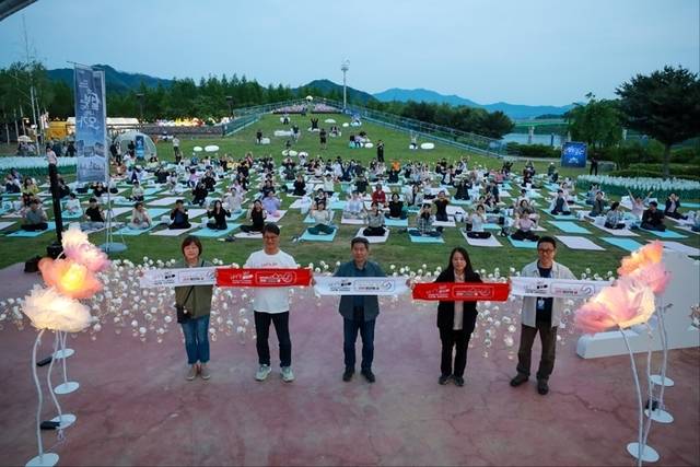 ▲ 강원관광재단·강원도민일보가 공동주최한 ‘별빛 요가’ 행사가 지난 31일 양구 한반도섬에서 약 300명이 참석한 가운데 성공적으로 열렸다. 강원관광재단 제공