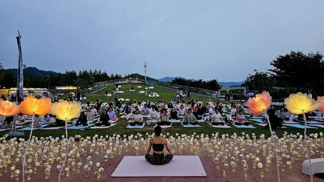 ▲ 강원관광재단·강원도민일보가 공동주최한 ‘별빛 요가’ 행사가 지난 31일 양구 한반도섬에서 약 300명이 참석한 가운데 성공적으로 열렸다. 강원관광재단 제공