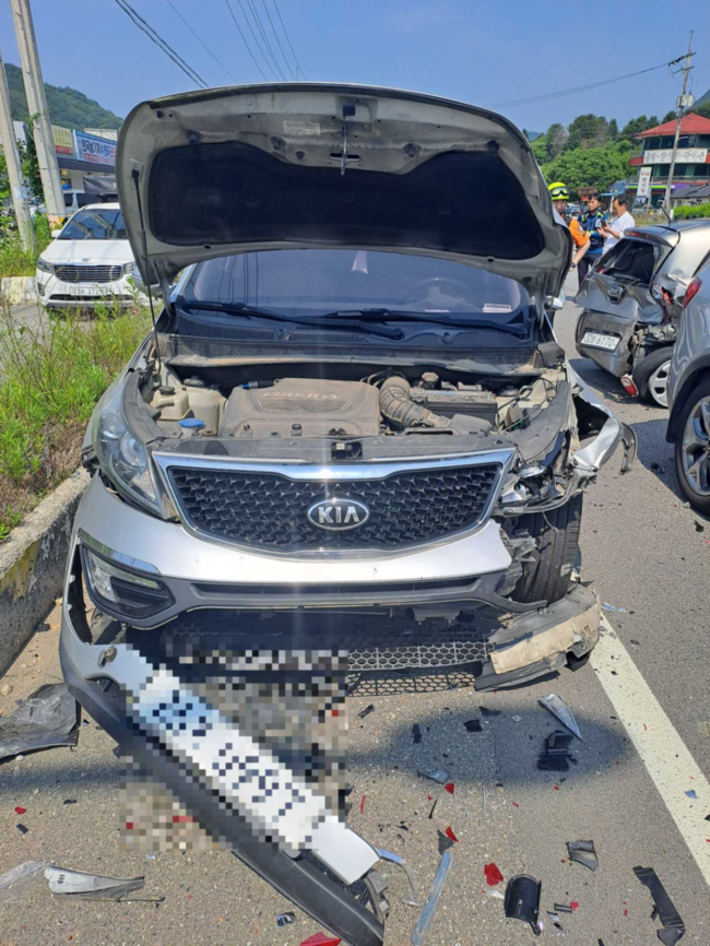 ▲ 1일 오전 9시 46분쯤 춘천시 서면 안보리에서 차량 4대 간 추돌사고가 발생했다. 강원소방본부 제공