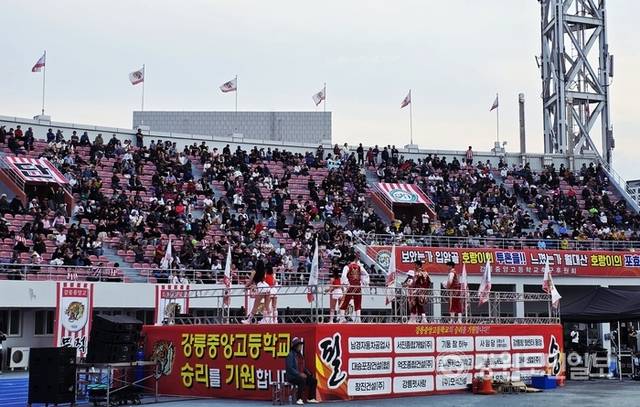 ▲ 1일 강릉종합운동장에서 열린 ‘2025 강릉단오제 축구정기전’에서 강릉중앙고 총동문회가 응원전을 펼치고 있다. 황선우 기자