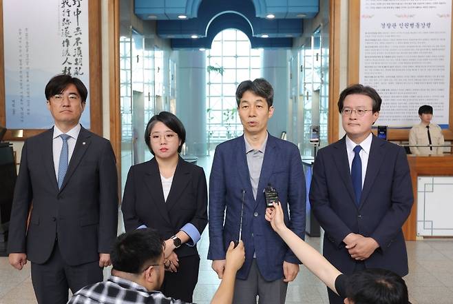 ▲ 국회 행정안전위원회 소속 윤건영, 용혜인, 채현일, 김성회 의원이 1일 '리박스쿨'이라는 보수 성향 단체의 댓글 조작 의혹에 대한 경찰의 신속한 수사를 촉구하며 서울 서대문구 경찰청 방문을 마친 뒤 발언하고 있다. [연합뉴스]