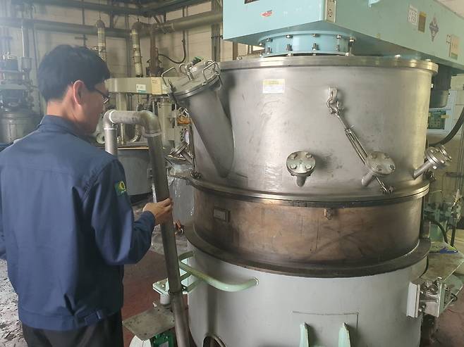 박명운 부장이 에폭시 접착제 제조 공정을 보여주고 있다. 안산=윤현주 기자