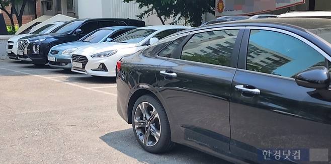 평일 낮에도 주차장이 가득 찬 노후 아파트 모습. 사진=오세성 한경닷컴 기자