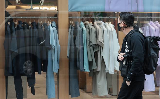 한 청년이 지난 4월1일 서울 중구 명동의 한 옷가게를 지나며 쇼윈도 안을 들여다보고 있다. 연합뉴스