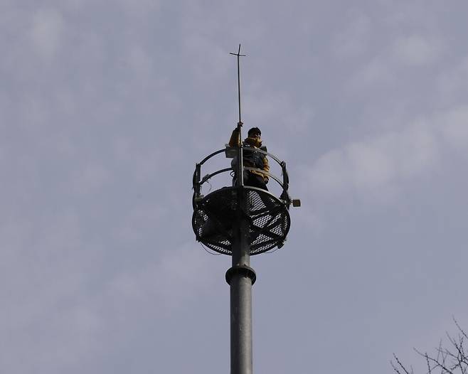 지난 15일 서울 중구 한화빌딩 앞 30m 철탑에 오른 김형수 금속노조 거제통영고성조선하청지회장. 금속노조 제공
