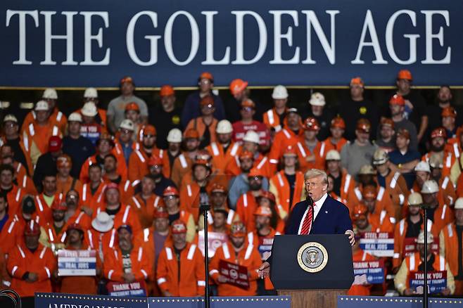 도널드 트럼프 미국 대통령이 30일(현지시간) 펜실베이니아주 피츠버그 인근 US스틸 공장에서 연설하고 있다. AP연합뉴스