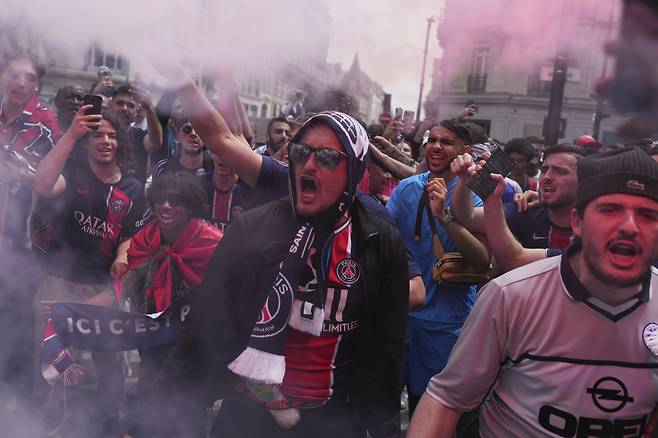 프랑스 축구팀 파리 생제르맹(PSG) 팬들이 1일(현지시간) PSG가 유럽축구연맹 챔피언스리그에서 우승하자 파리 샹젤리제 거리에서 자축 퍼포먼스를 보이고 있다. AP연합뉴스