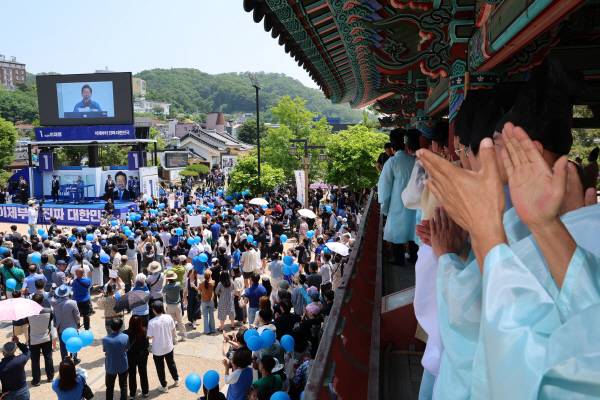더불어민주당 이재명 대선 후보가 선거를 이틀 앞두고 ‘험지 공략’에 나선 1일 고향인 경북 안동시의 웅부공원에서 열린 유세에서 시민들에게 지지를 호소하고 있다. 연합뉴스