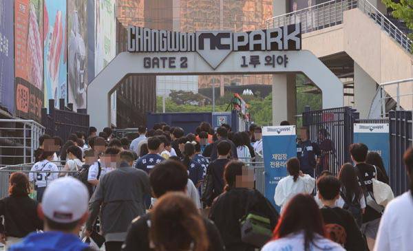 지난달 30일 NC 다이노스가 연고지 창원을 떠날 수 있다고 밝혀 파장이 인다. 사진은 재개장 당일 관중으로 붐비는 NC파크. 연합뉴스