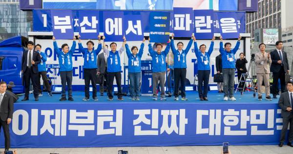 이재명 더불어민주당 대선 후보가 대선을 이틀 앞둔 1일 부산 동구 부산역 광장에서 유권자들에게 지지를 호소하고 있다.이원준 기자