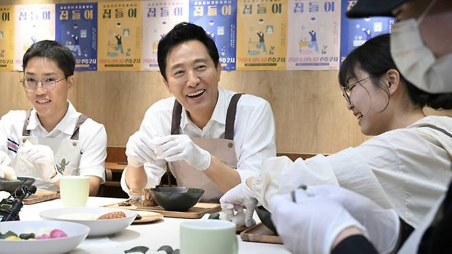 Seoul Mayor Oh Se-hoon makes traditional songpyeon rice cakes and engages in conversation with youth who have experienced isolation or social withdrawal at the Seoul Youth Restart Center on Sept. 12, 2024. The city-run center held an opening ceremony for its newly designated space that day. (Seoul Metropolitan Government)