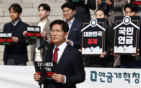 People Power Party presidential candidate Kim Moon-soo, who served as the labor minister at the time, criticizes the latest pension reform during a protest at the National Assembly in Yeouido, western Seoul, on April 11. [NEWS1]