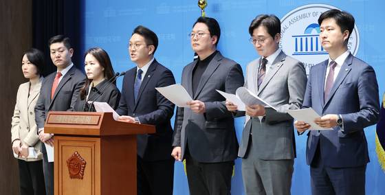 Lamwakers from the liberal Democratic Party, conservative People Power Party and minor Reform Party, in their 30s and 40s, hold a press conference to oppose the latest pension reform at the National Assembly in Yeouido, western Seoul, on March 23. [YONHAP]